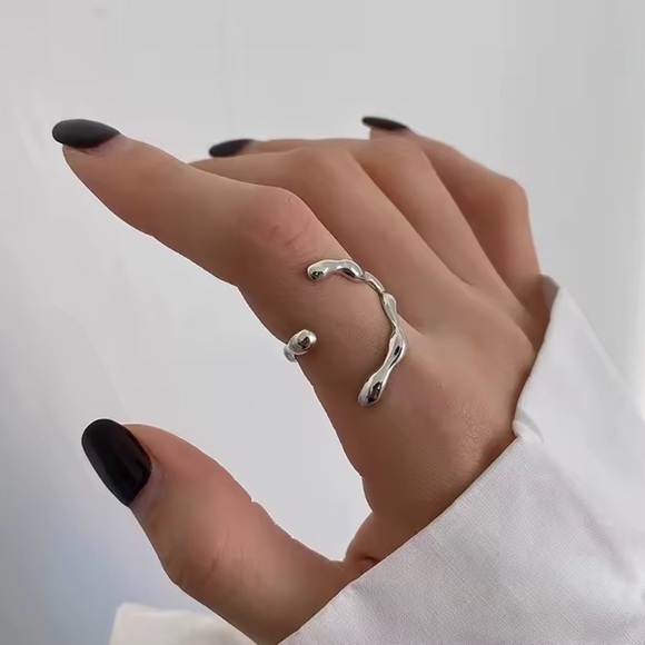 The Unbranded Brand Jewelry - ⚜️ Elegant Silver Adjustable Ring